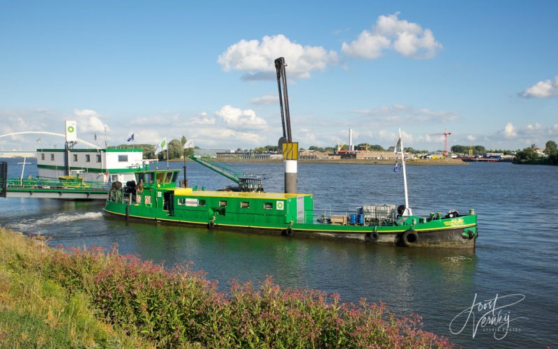 Bunkerstation op rivier de Merwede met op de achtergrond de Papendrecht brug en de N3 en een op de rivier varend binnenvaartschip.